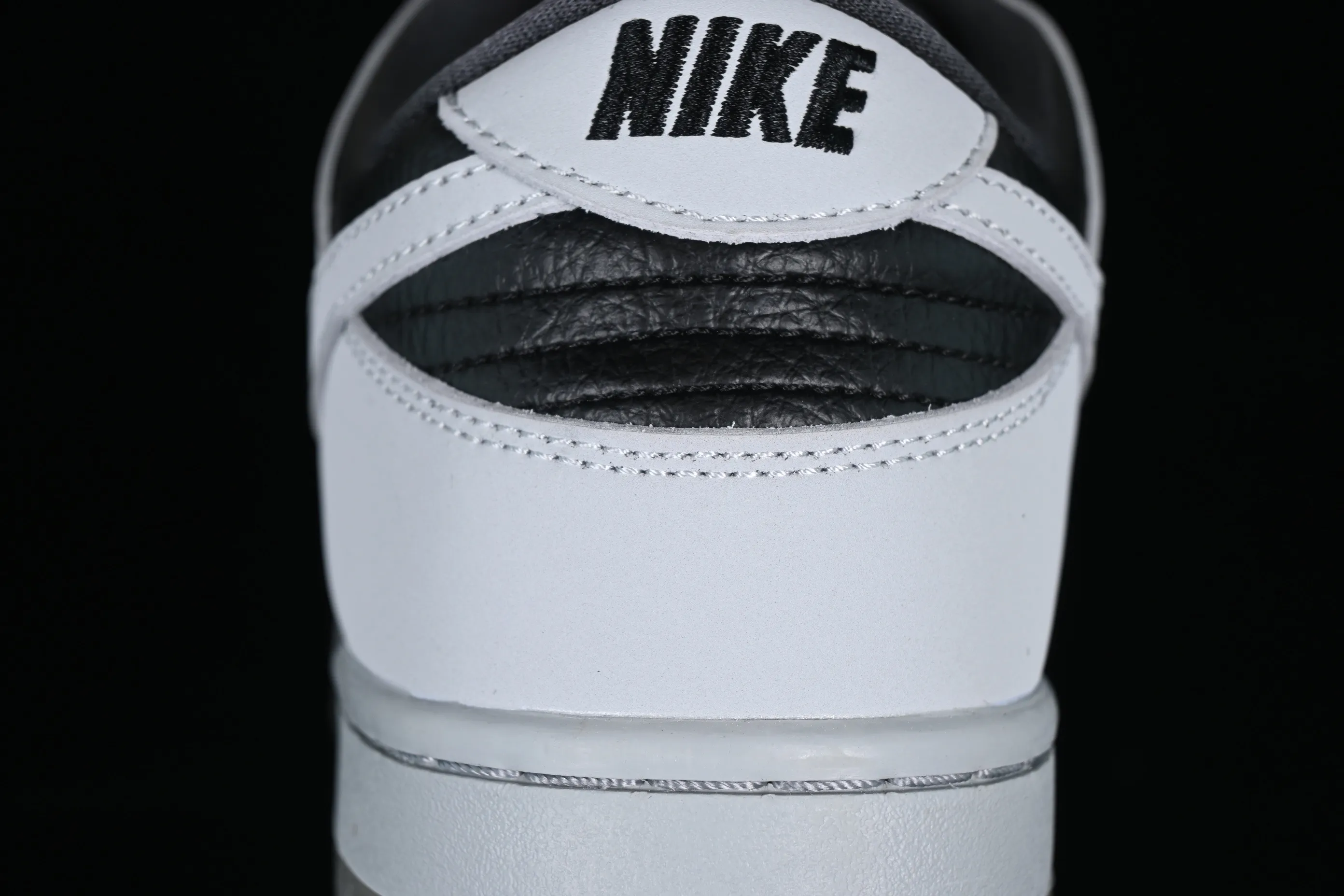 All categories Nk SB Dunk series Nk SB Dunk Low low-top skate shoes K version Atlas x Nk SB Dunk Low QS 35mm Lycra low-top skate shoes 504750-020